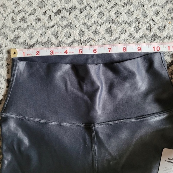 COPY - NWT Alo Yoga High Waist Shine Legging Size Small in Anthracite Shine! - Picture 4 of 5